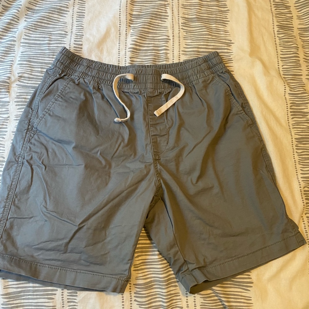grey shorts